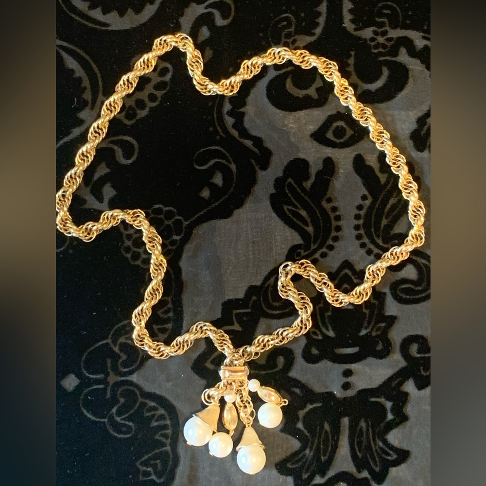 Gold Retro Necklace With Dangling Pearls